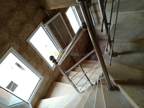 RAMPE D'ESCALIER EN INOX ET VERRE