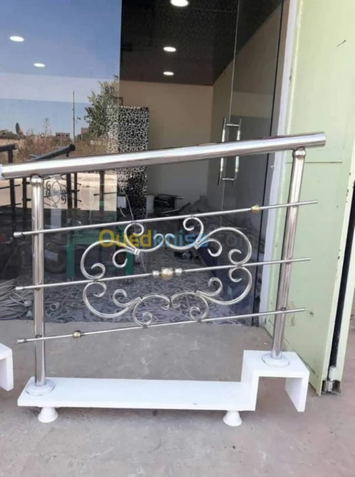 RAMPE D'ESCALIER EN INOX ET VERRE