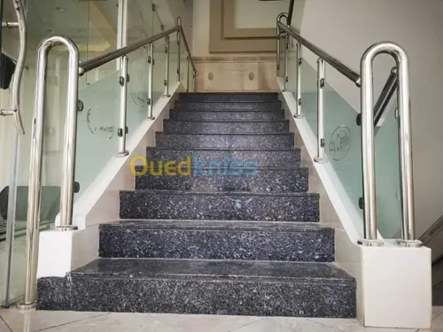 RAMPE D'ESCALIER EN INOX ET VERRE