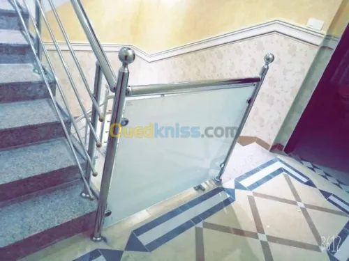 RAMPE D'ESCALIER EN INOX ET VERRE