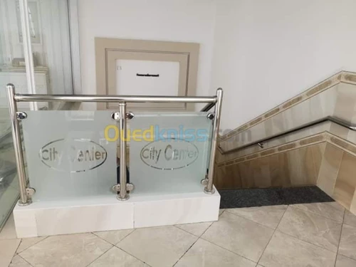 RAMPE D'ESCALIER EN INOX ET VERRE