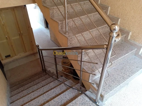 RAMPE D'ESCALIER EN INOX ET VERRE