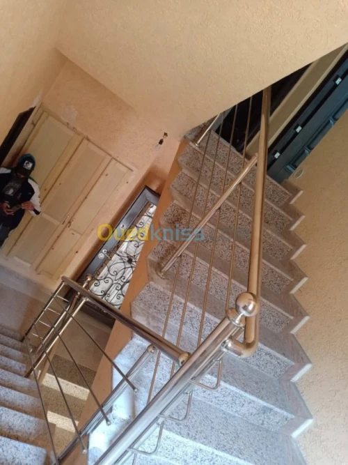 RAMPE D'ESCALIER EN INOX ET VERRE