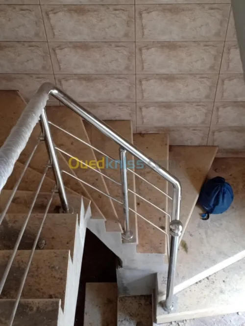 RAMPE D'ESCALIER EN INOX ET VERRE