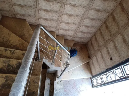RAMPE D'ESCALIER EN INOX ET VERRE