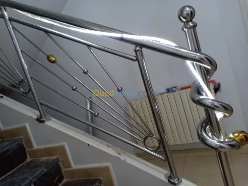 RAMPE D'ESCALIER EN INOX ET VERRE