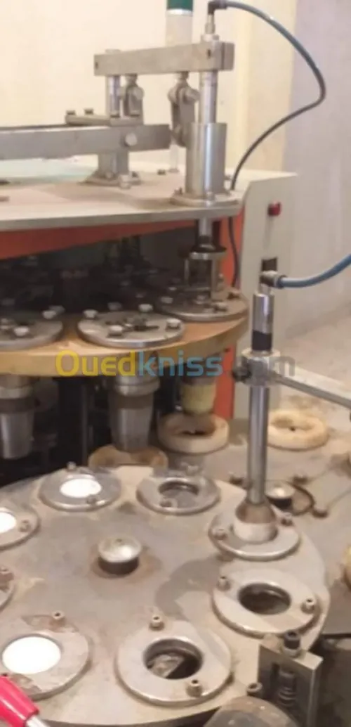 Machine à fabrication de gobelet 