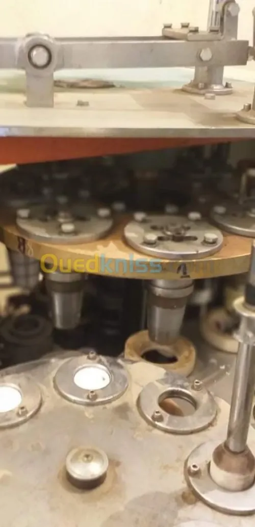 Machine à fabrication de gobelet 
