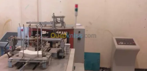 Machine à fabrication de gobelet 