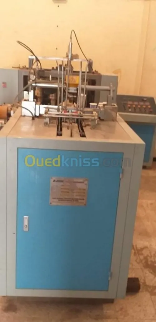 Machine à fabrication de gobelet 