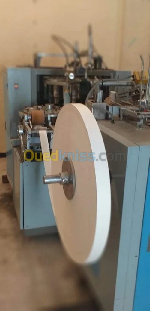 Machine à fabrication de gobelet 
