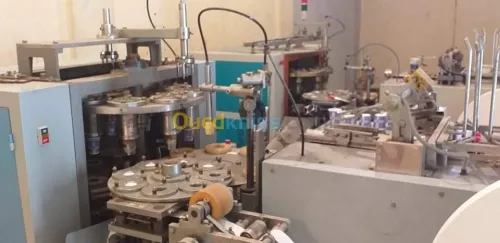 Machine à fabrication de gobelet 