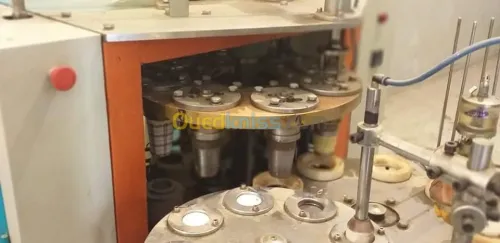 Machine à fabrication de gobelet 