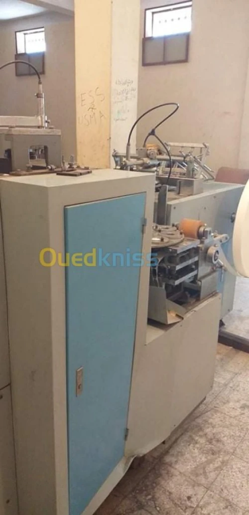 Machine à fabrication de gobelet 