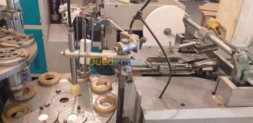 Machine à fabrication de gobelet 