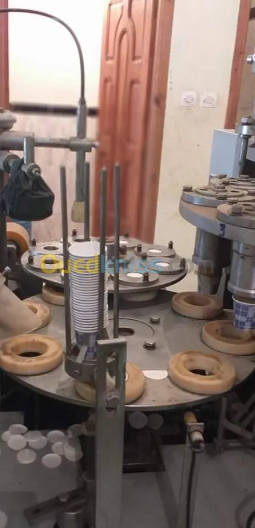 Machine à fabrication de gobelet 