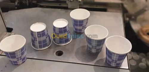 Machine à fabrication de gobelet 