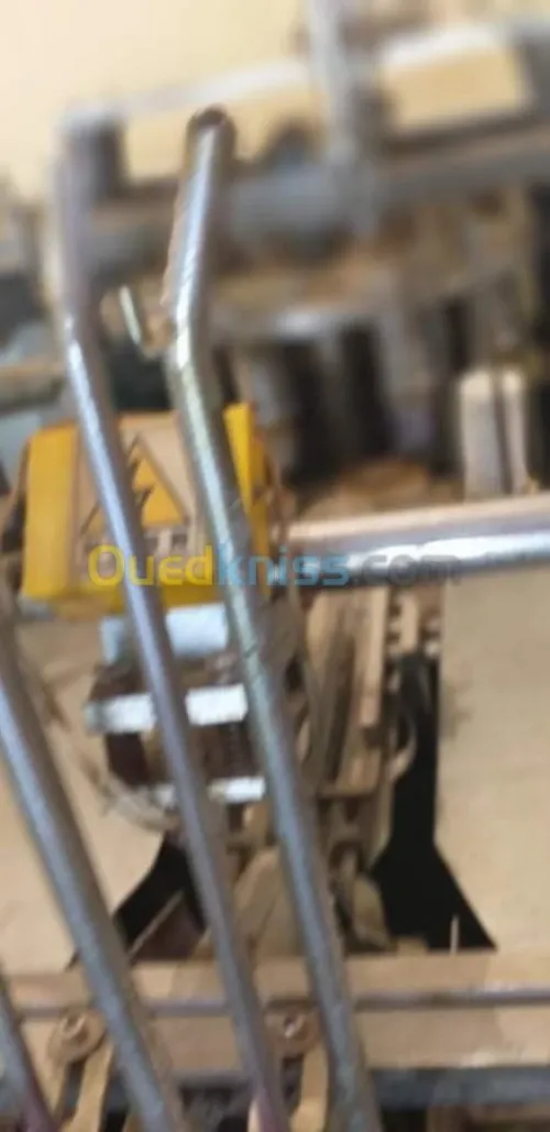 Machine à fabrication de gobelet 