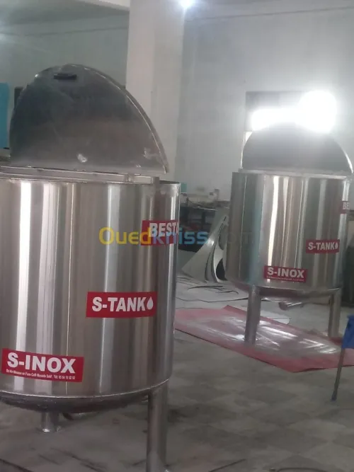 Citernes. De stokage et cuve et chemin