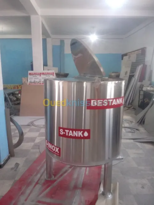 Citernes. De stokage et cuve et chemin