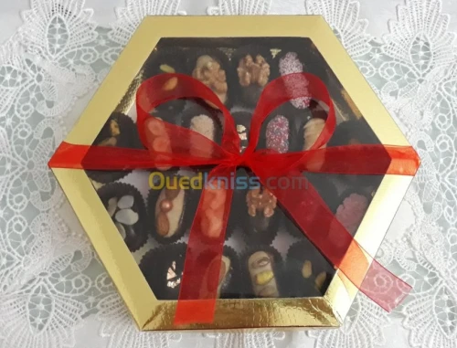 dattes fourrées avec la pate d'amande 