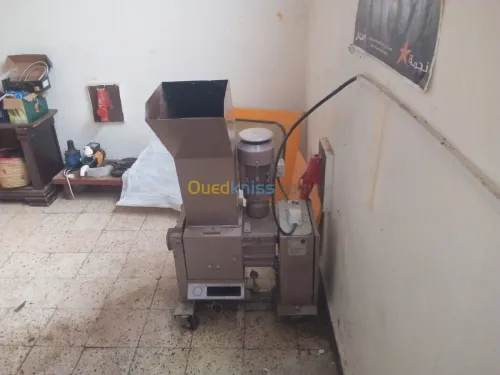 02 Machines injection 80T /110gr