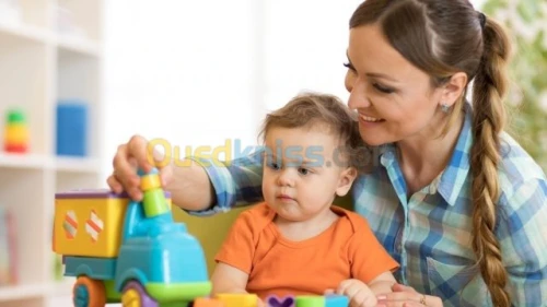 Garde d'enfant. Nourrisse 