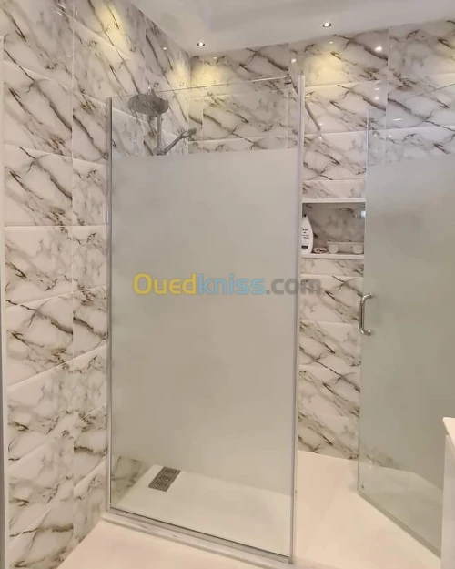 Cabine de douche et vitrine 