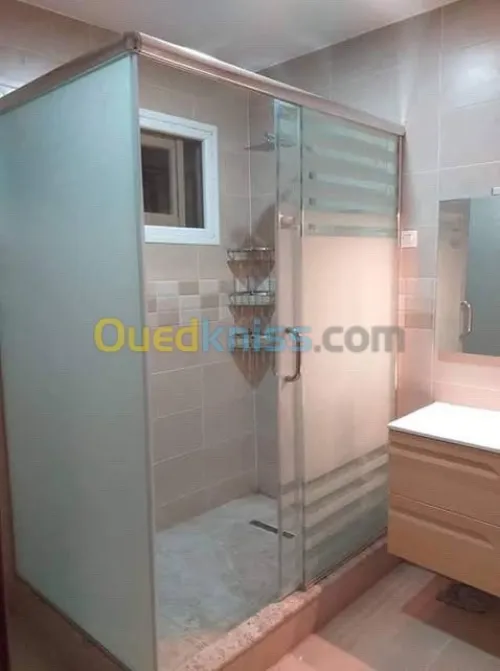 Cabine de douche et vitrine 