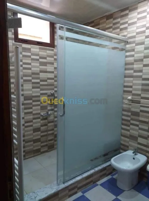 Cabine de douche et vitrine 