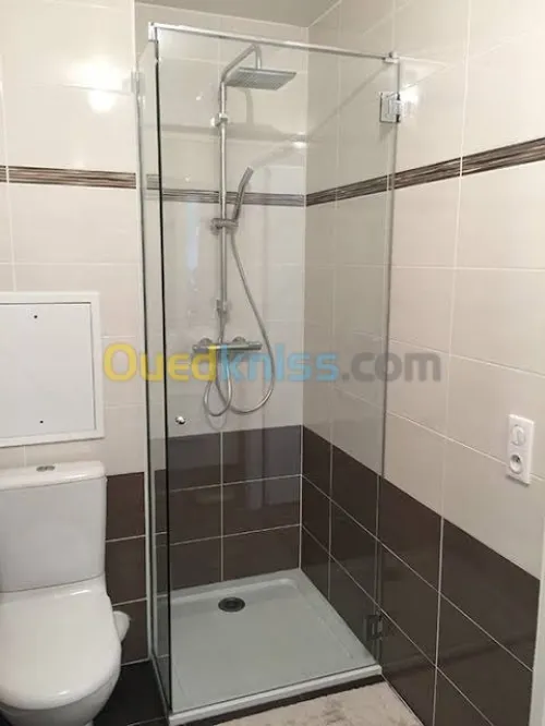 Cabine de douche et vitrine 