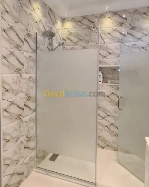 Cabine de douche et vitrine 