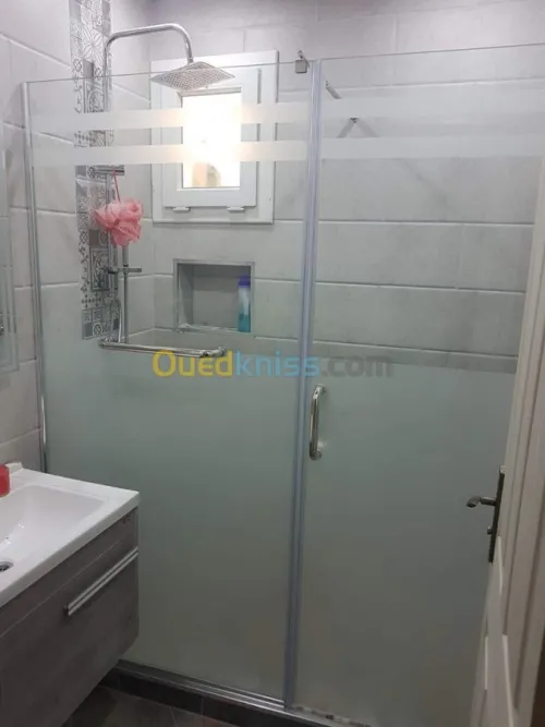 Cabine de douche et vitrine 