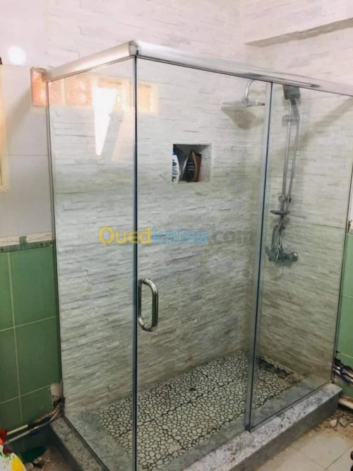 Cabine de douche et vitrine 