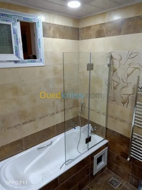 Cabine de douche et vitrine 