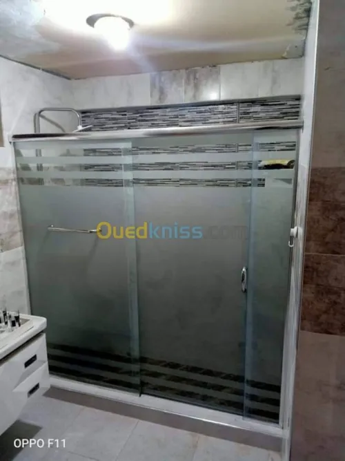 Cabine de douche et vitrine 
