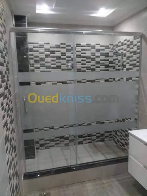 Cabine de douche et vitrine 