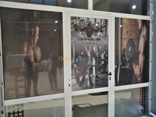 Habillage vitrine et panneaux (pub) 