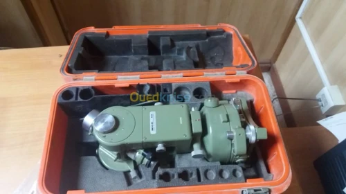 Théodolite Wild model T2 avec trépied