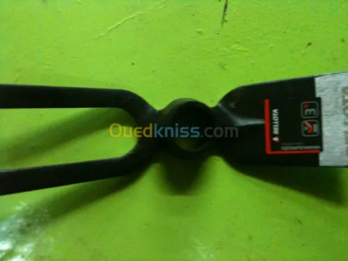 râteau,houe,pelle,bêche,balais à gazon