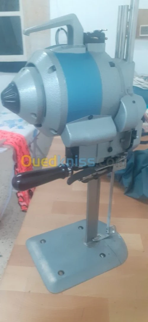 Machine couture ciseaux industrielle 
