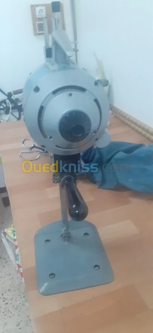 Machine couture ciseaux industrielle 