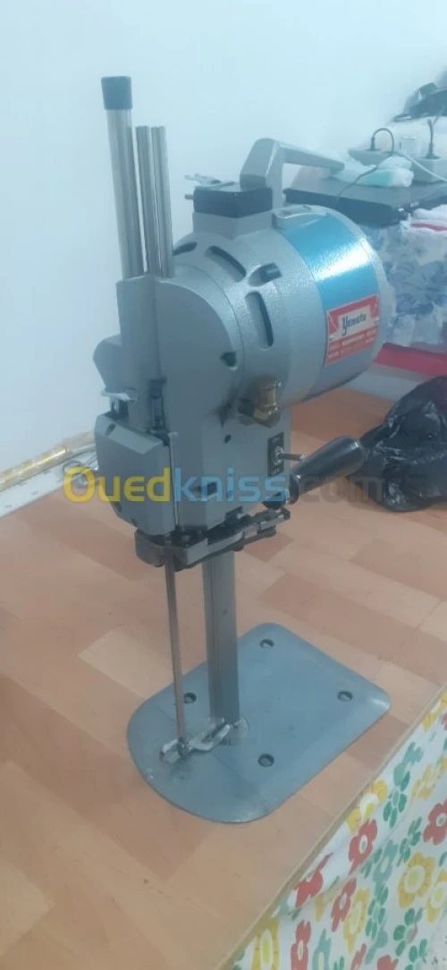 Machine couture ciseaux industrielle 