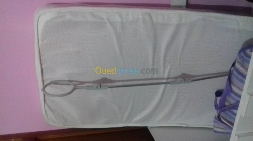 Lit bebe et son matlas et accessoire 