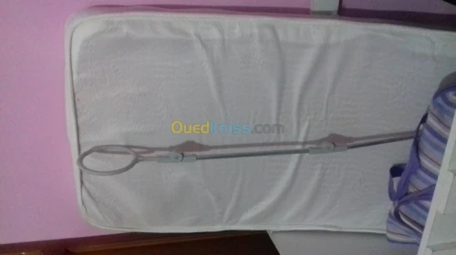 Lit bebe et son matlas et accessoire 