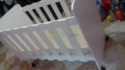 Lit bebe et son matlas et accessoire 