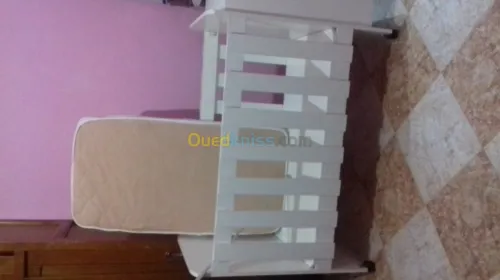 Lit bebe et son matlas et accessoire 