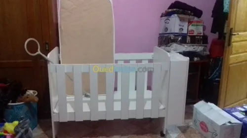 Lit bebe et son matlas et accessoire 