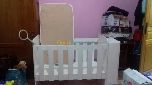 Lit bebe et son matlas et accessoire 