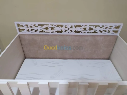 Lit bébé avec roulette + forex decor 